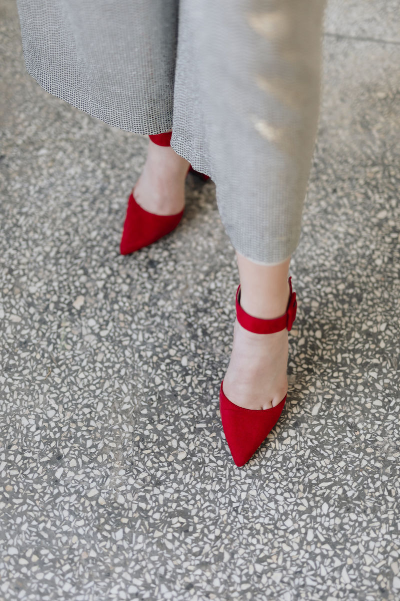 穿红色高跟鞋的时髦女人