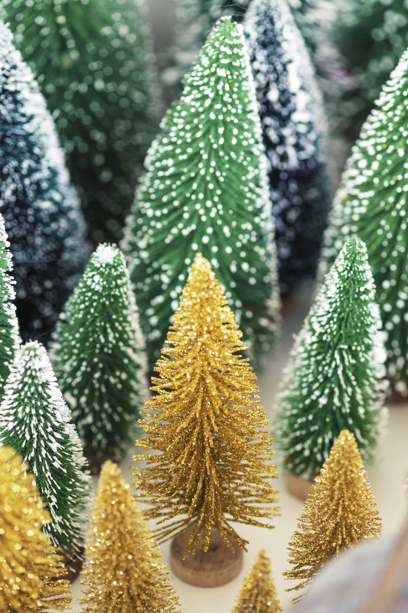 绿色和金色圣诞树装饰