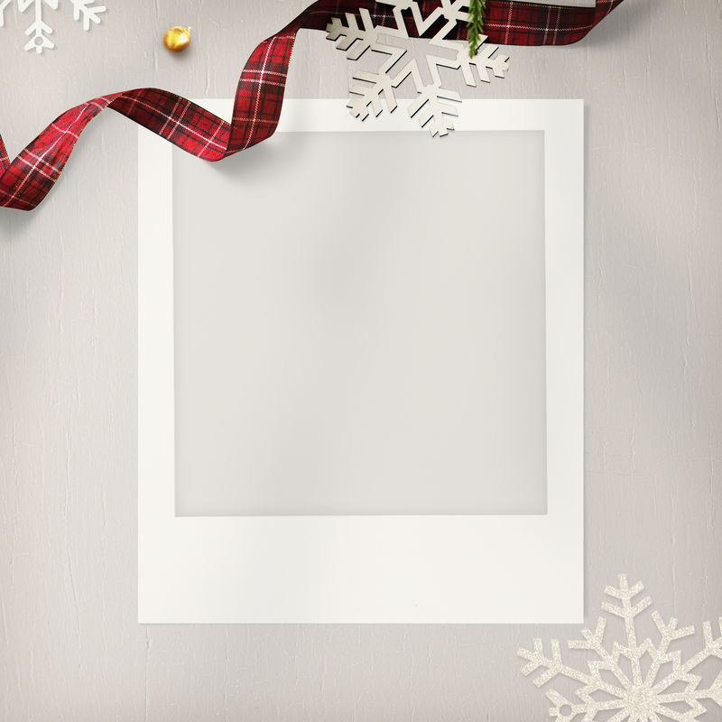 奶油色背景上有圣诞装饰的空白相框