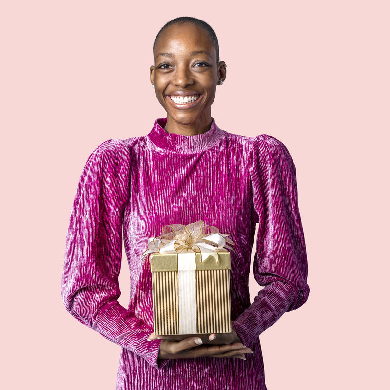 快乐的黑人妇女拿着礼盒模型