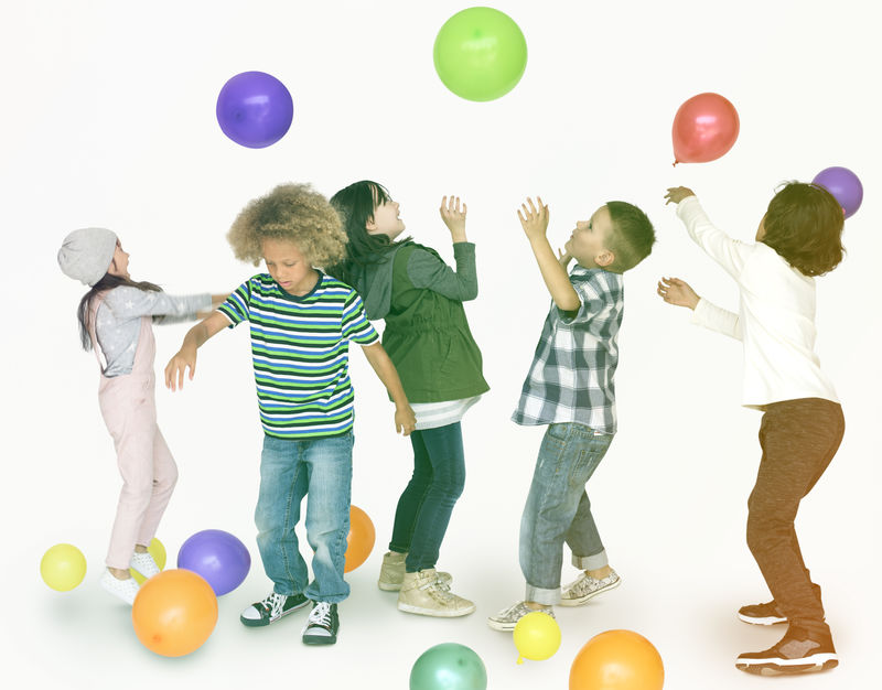 一群年轻的孩子跳着庆祝