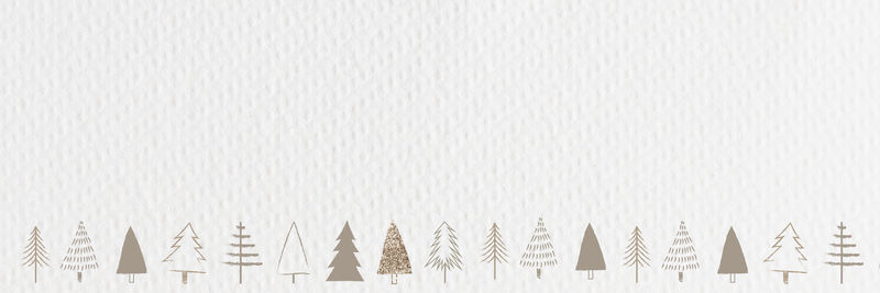 白色背景上的金银圣诞树饰物电子邮件标题