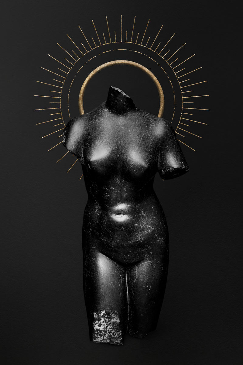 女子裸体黑雕塑