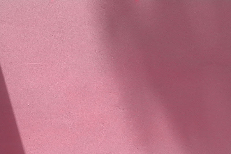 粉色背景上的抽象阴影