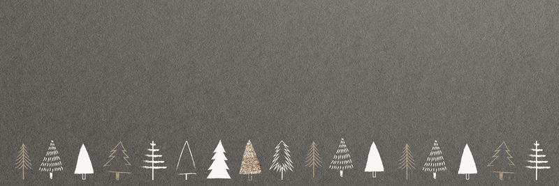 金色和银色圣诞树装饰黑色背景电子邮件标题