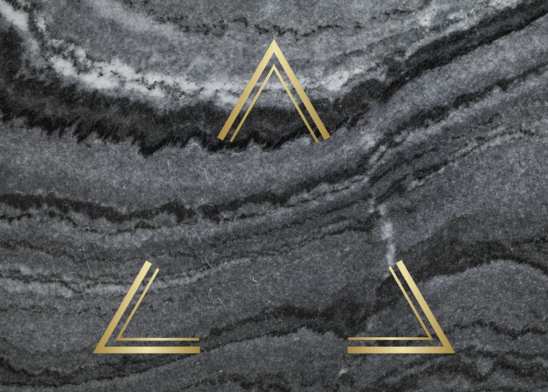 灰色大理石纹理背景插图上的金色三角形框架