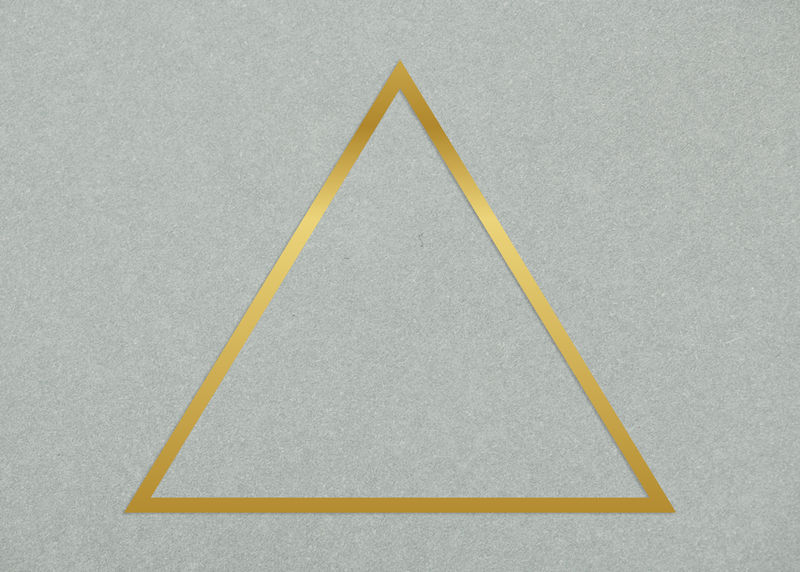 灰色混凝土纹理背景上的金色三角形框架