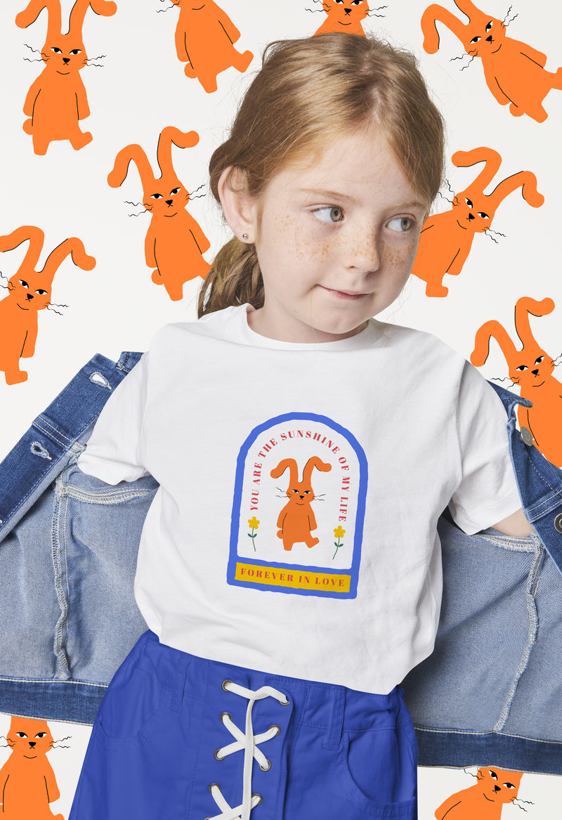 橙色兔子图案的可爱女孩