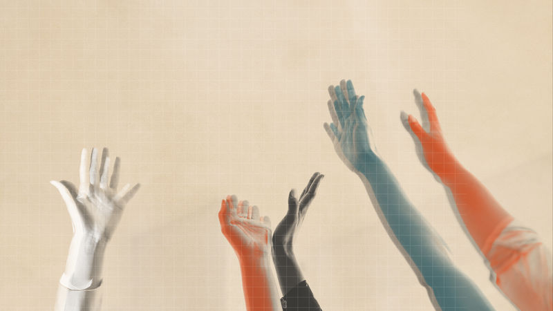 米色网格混合墙纸上的举起手臂的彩色团队