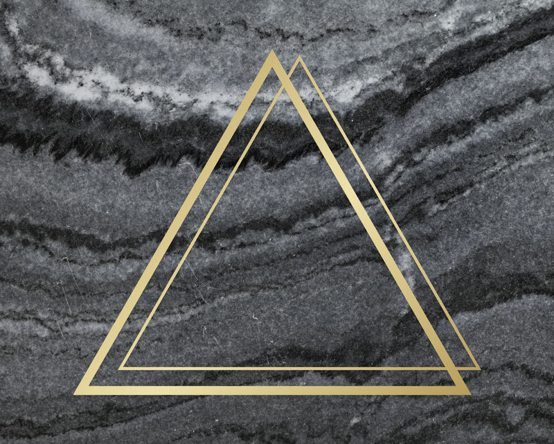 灰色大理石纹理背景上的金色三角形框架