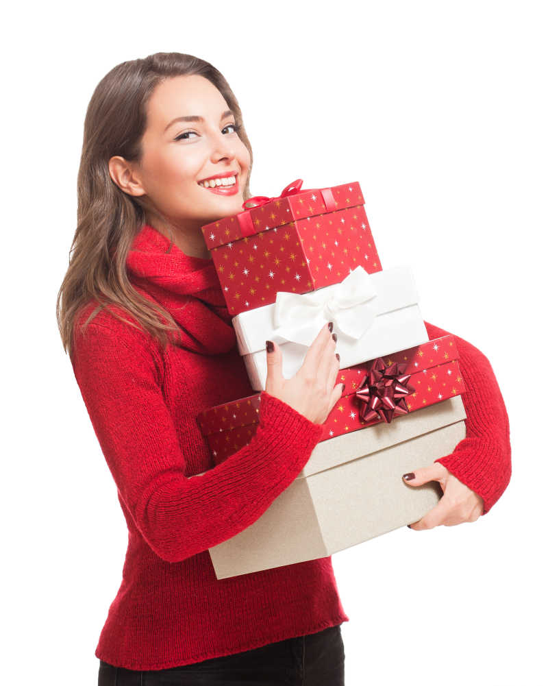 白色背景下的年轻美女抱着圣诞节礼品盒