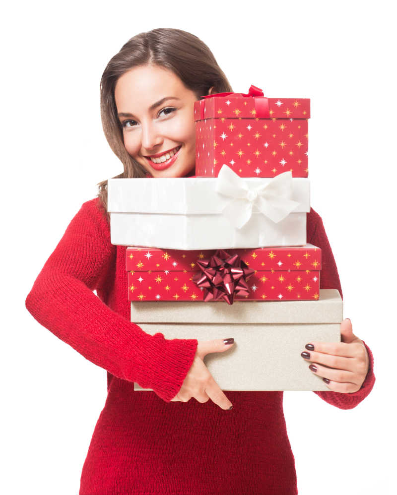 白色背景下年轻的美女抱着圣诞礼物盒非常开心