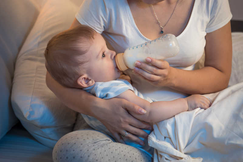 年轻妈妈抱着小婴儿在吃奶