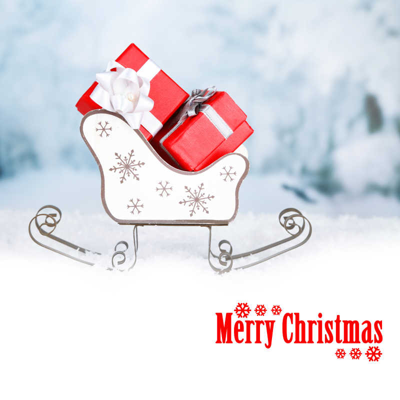 圣诞主题背景上的玩具雪橇上放着礼物