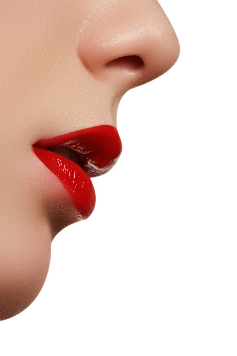 白色背景上的女人的红色性感嘴唇