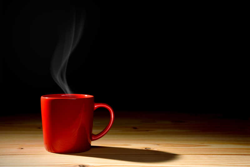 红色冒着热气的咖啡杯