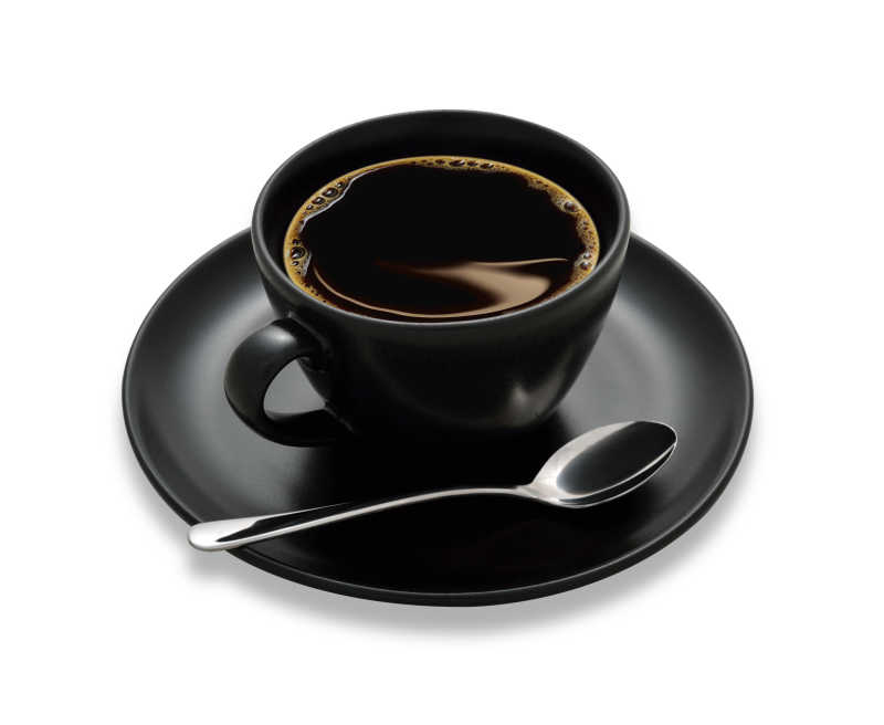 黑色的咖啡杯里装着美式咖啡