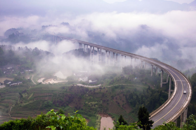 云雾中的公路高架桥