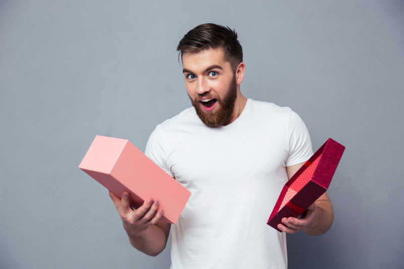 男士打开礼品盒惊喜的表情