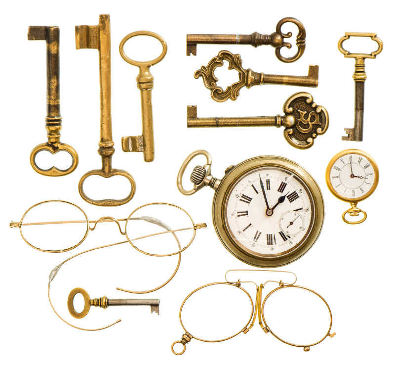 白色背景背景下的古董钥匙与时钟眼镜