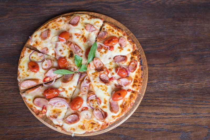木桌上美味的香肠披萨