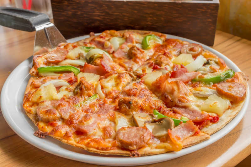 盘子里美味的披萨