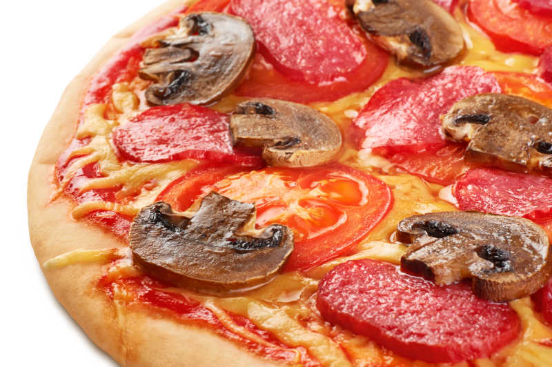 披萨上美味的香肠番茄和香菇
