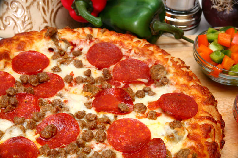 披萨上的意大利香肠和肉粒