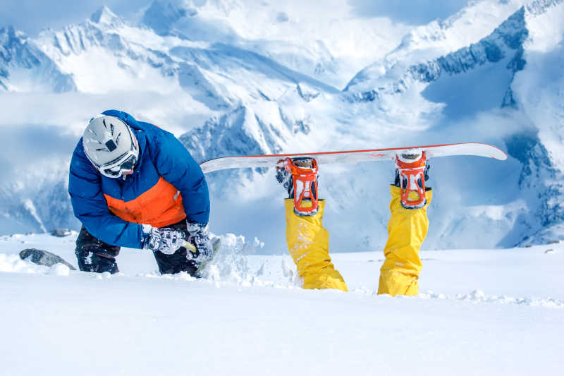 滑雪者正在挖出埋在雪地里的男人
