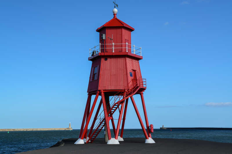 海边红色的了望塔