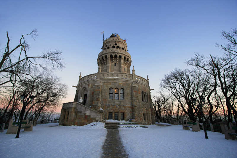 冬季壮观的碉堡建筑