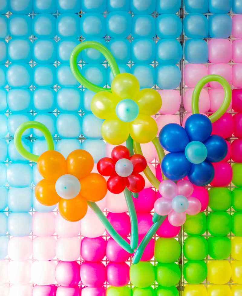 彩色气球背景墙上的用气球制作的花朵