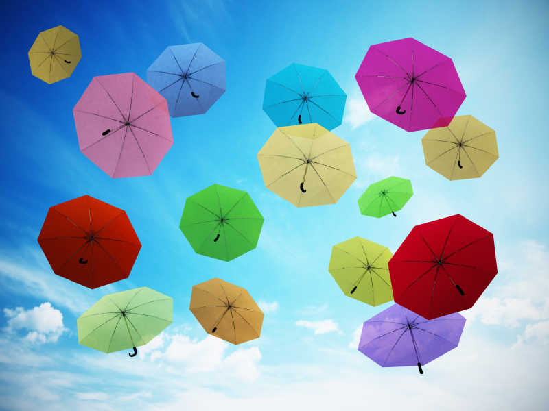 蓝色天空的彩色雨伞