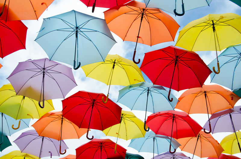 彩色雨伞飘浮