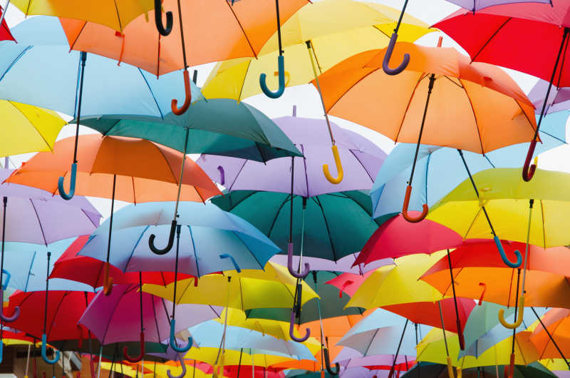 挂在天空的彩色雨伞