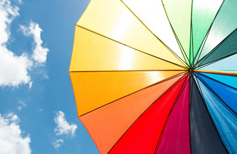 colorful伞在蓝色的天空