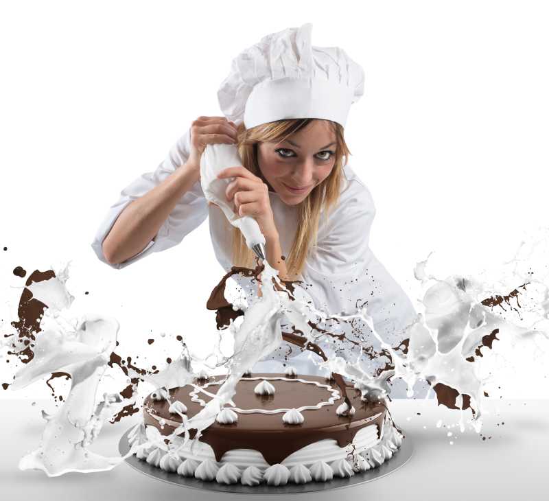 甜点师正在制作牛奶巧克力蛋糕