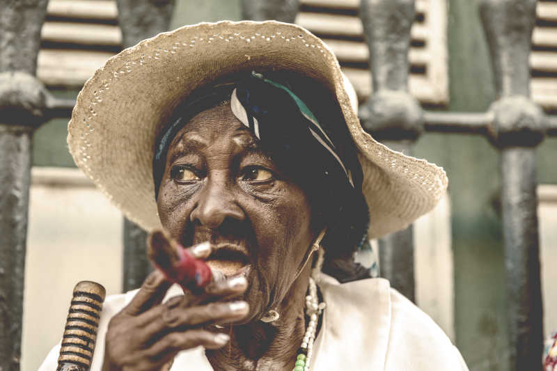 古巴女人抽雪茄