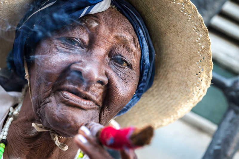 古巴的哈瓦那非洲古巴妇女抽雪茄肖像