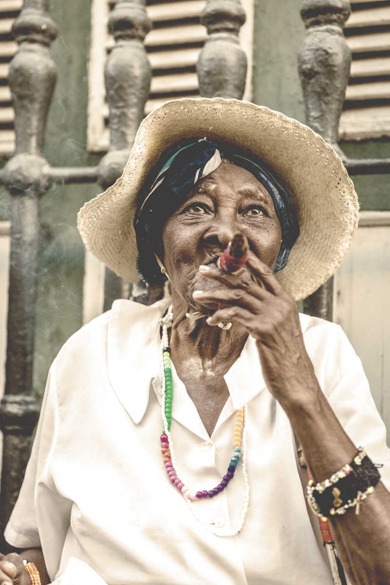 古巴女人抽着雪茄