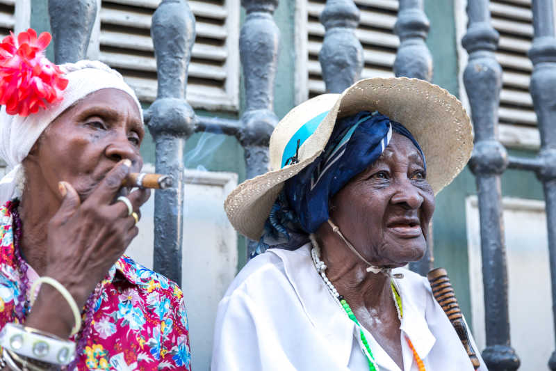古巴哈瓦那非洲古巴妇女吸烟雪茄肖像