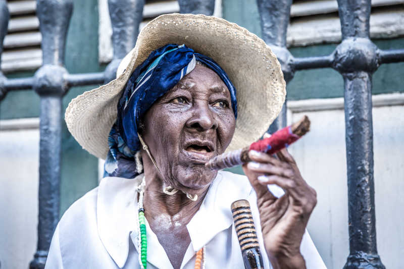 古巴哈瓦那非洲古巴妇女抽雪茄的肖像