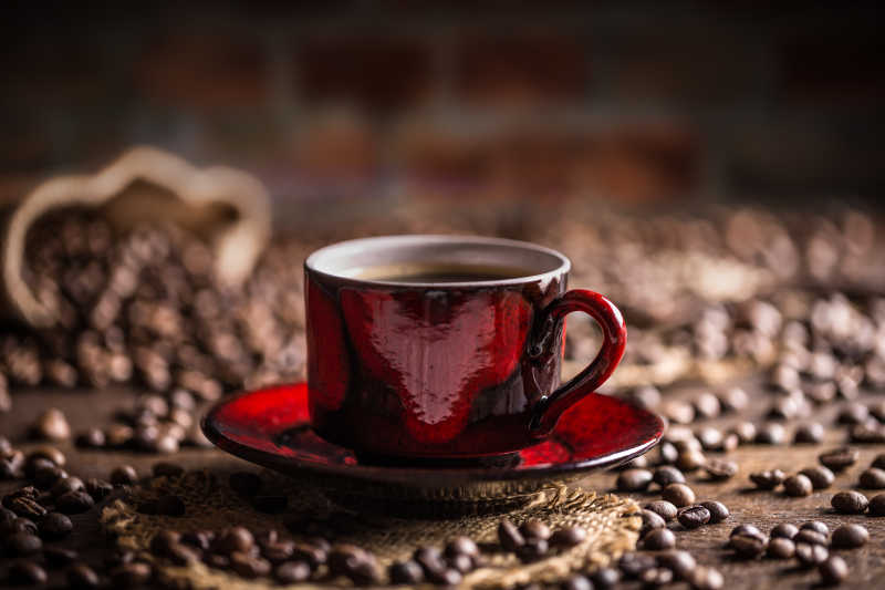 红杯子与咖啡