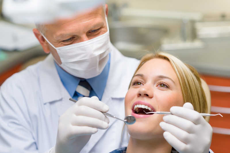 牙医正在给美女患者看牙