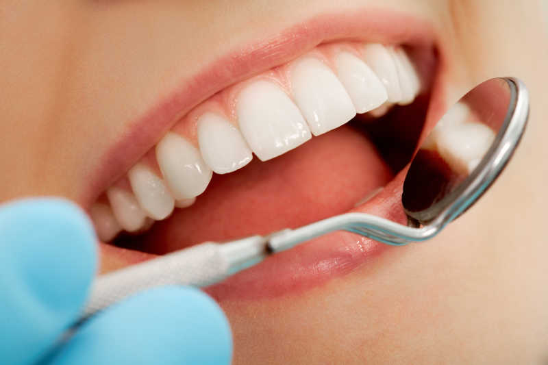 患者张开嘴巴露出牙齿接受检查