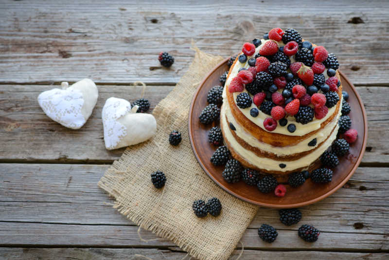 美味的草莓树莓黑莓蛋糕