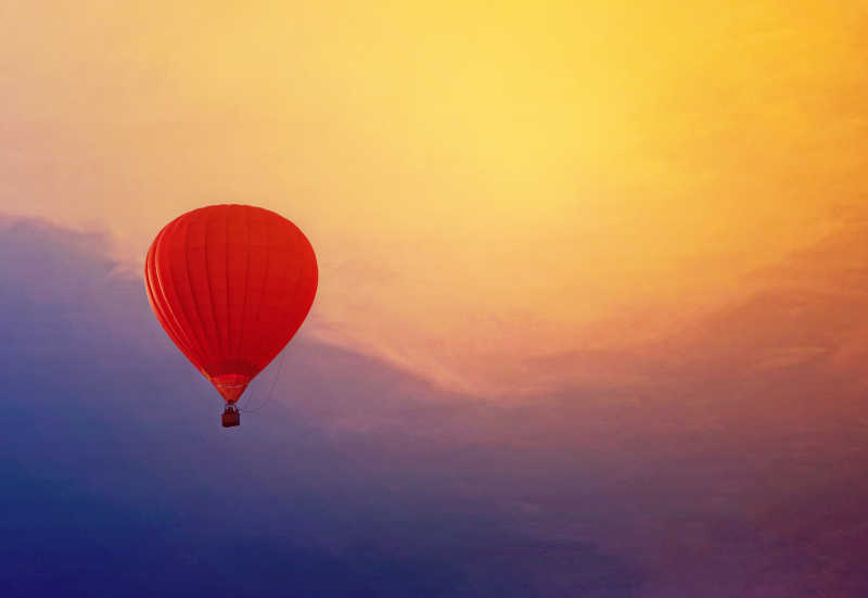 夕阳下的红色热气球