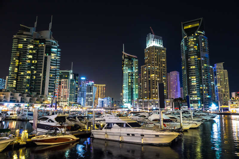 美丽的夜景迪拜城市码头