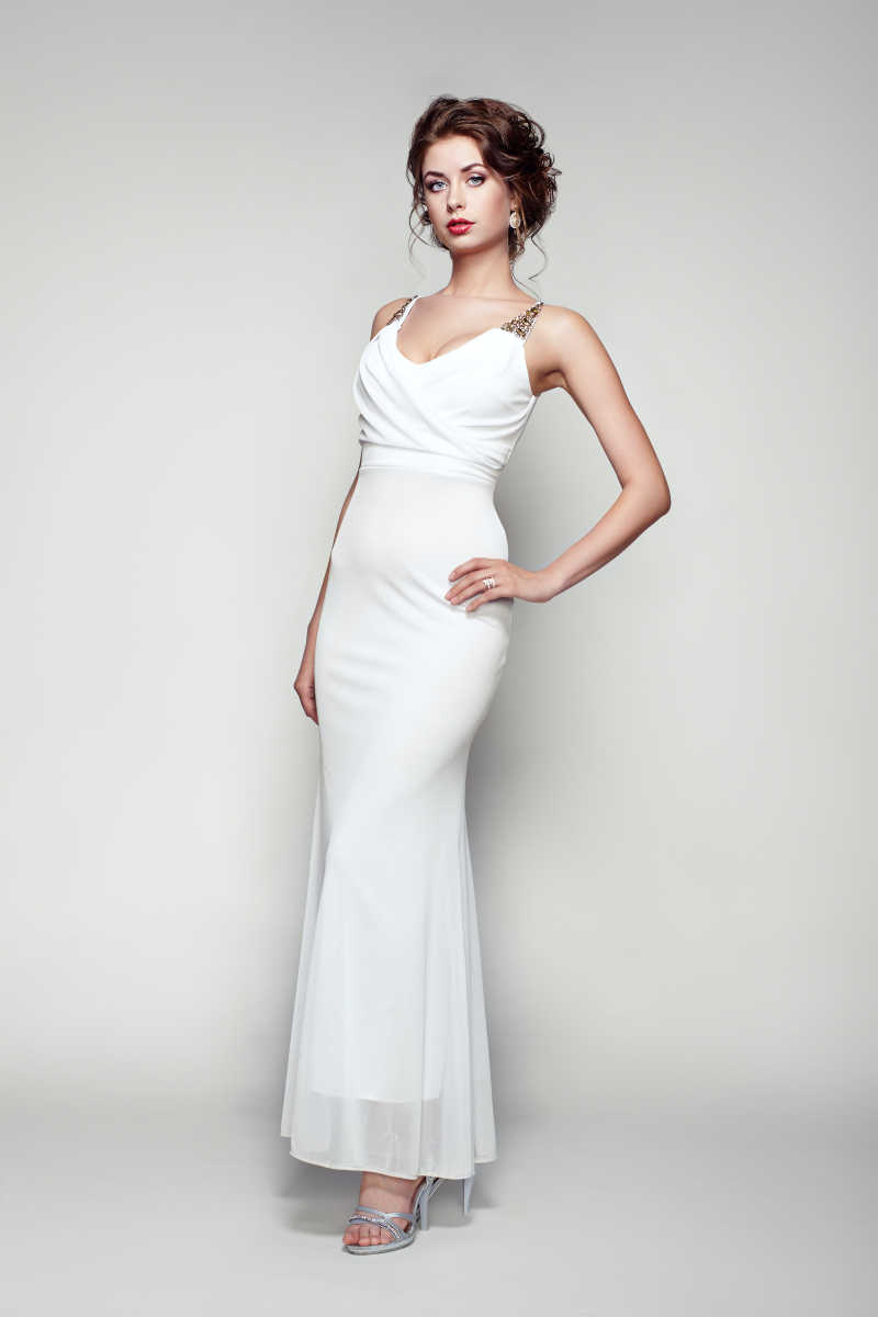 优雅的白色礼服时尚美女