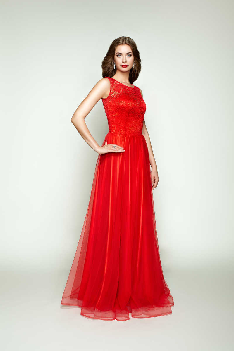 优雅的红色礼服时尚美女